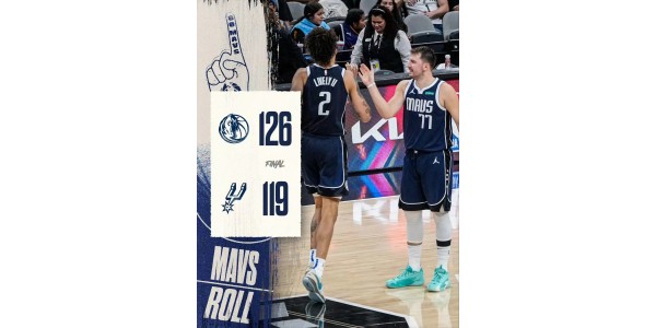 Mavericks vandt en stor sejr, og fansene viftede med deres trøjer og jublede. Mavericks vandt en stor sejr, og fansene viftede med deres trøjer og jublede.